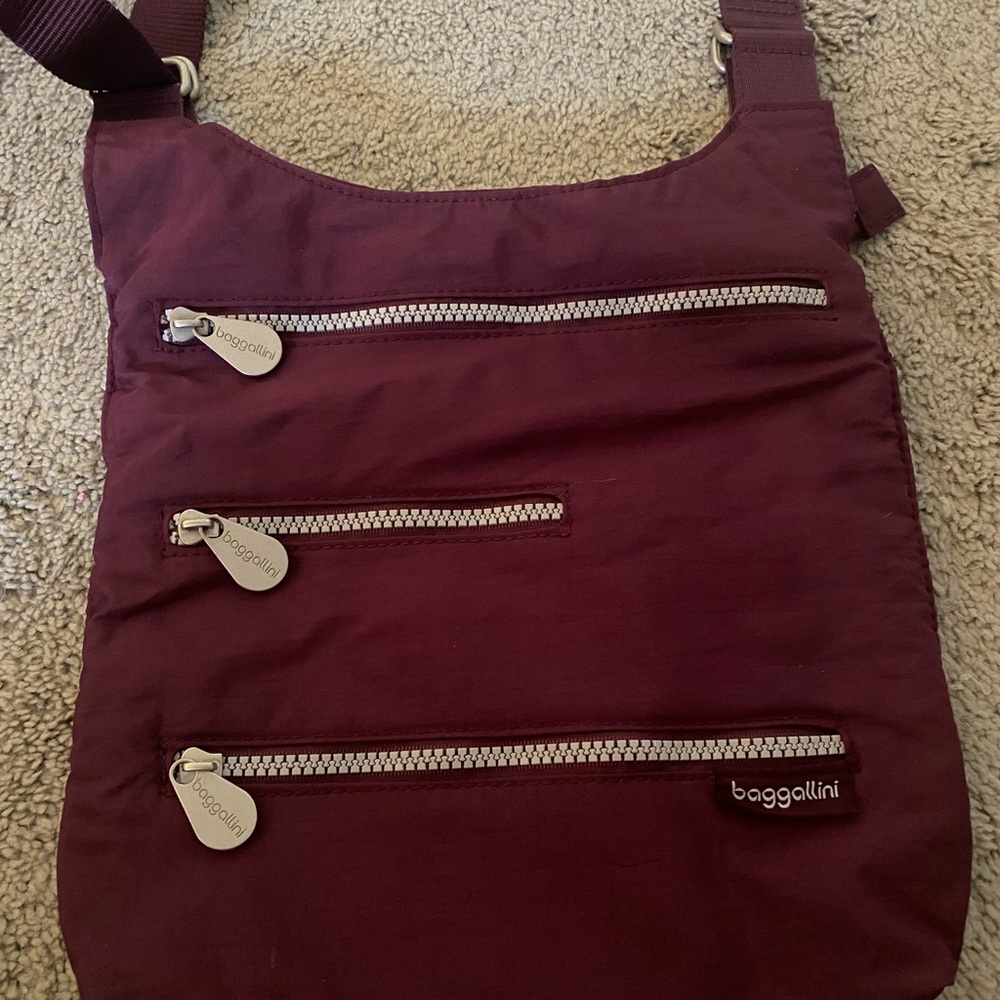 Baggalini cross body Berry in color